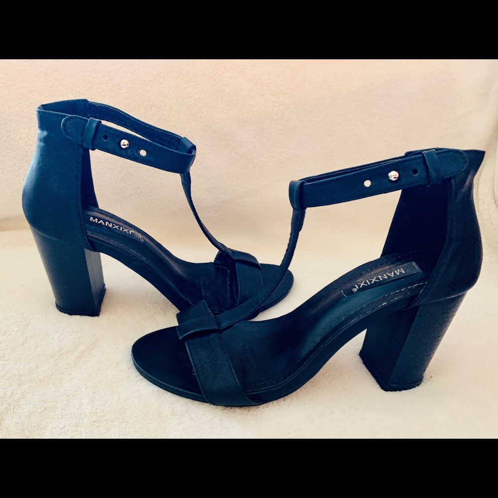 🛍5/$25 Like new. Black strappy sandals!
